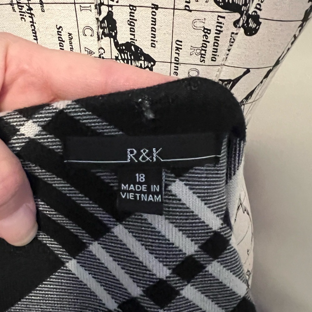 7 for $30 R&K Plaid Plus Size Long Sleeve Dress - Picture 8 of 10